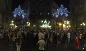 A fuller view of the procession in Quattro Canti.